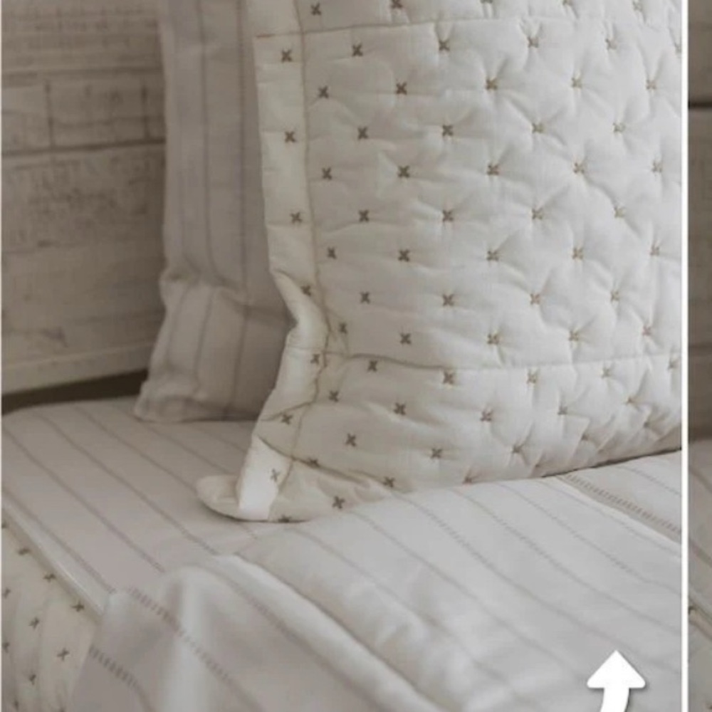 Beddy’s Monroe Luxe- Full Size (color as shown in photo) original zip. - Picture 8 of 8